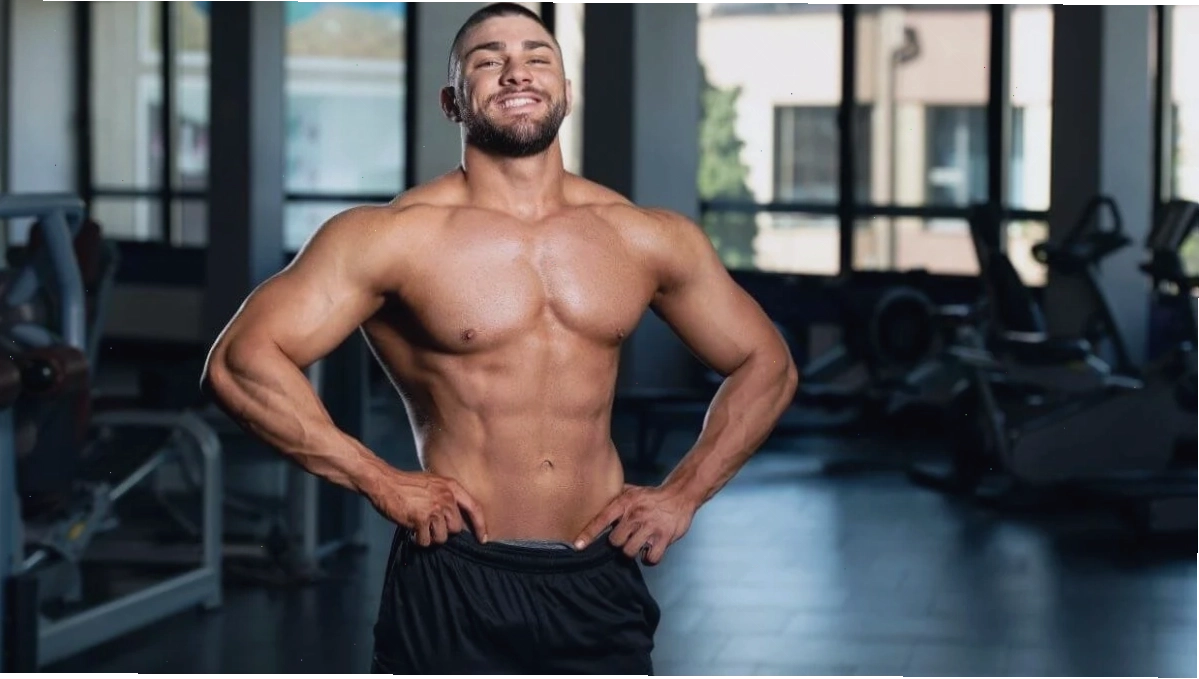 Trai gym cơ bụng săn chắc trong phòng gym