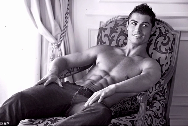 Vẻ đẹp trai và phong độ của Ronaldo ở tuổi 40