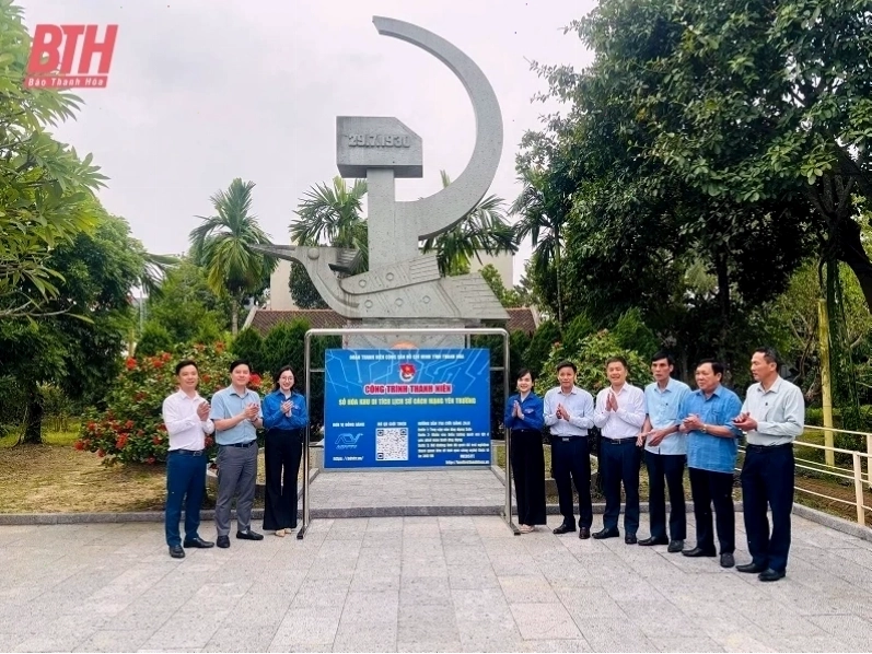 Đại biểu tham quan Khu di tích Yên Trường qua tivi kết nối mạng